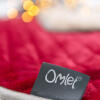Omlet etikett auf einer roten Luxury-decke für katzen und hunde
