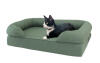 Omlet memory foam nackenrolle für katzen in salbeigrün mit darauf liegender katze