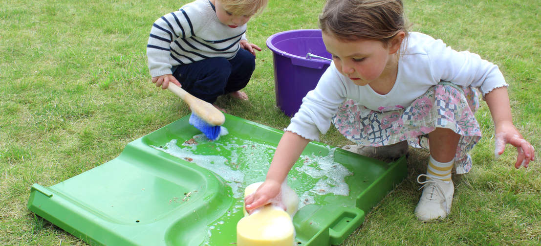 Die Reinigung des Eglu Go UP ist ein Kinderspiel! Die glatten Oberflächen lassen sich schnell abwischen um das Zuhause Ihrer Hühner mühelos hygienisch zu halten.