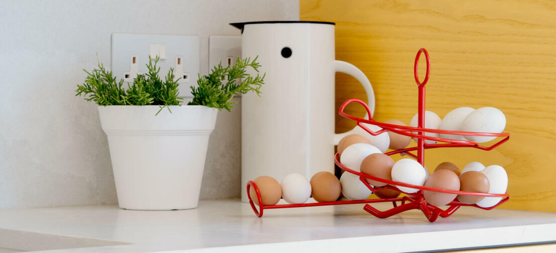 Eine Omlet Eierspirale voller frischer Eier in einer Küche