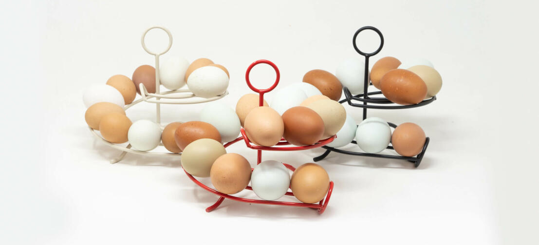 Drei Omlet Eierspiralen voll mit frischen Eiern in einer Küche