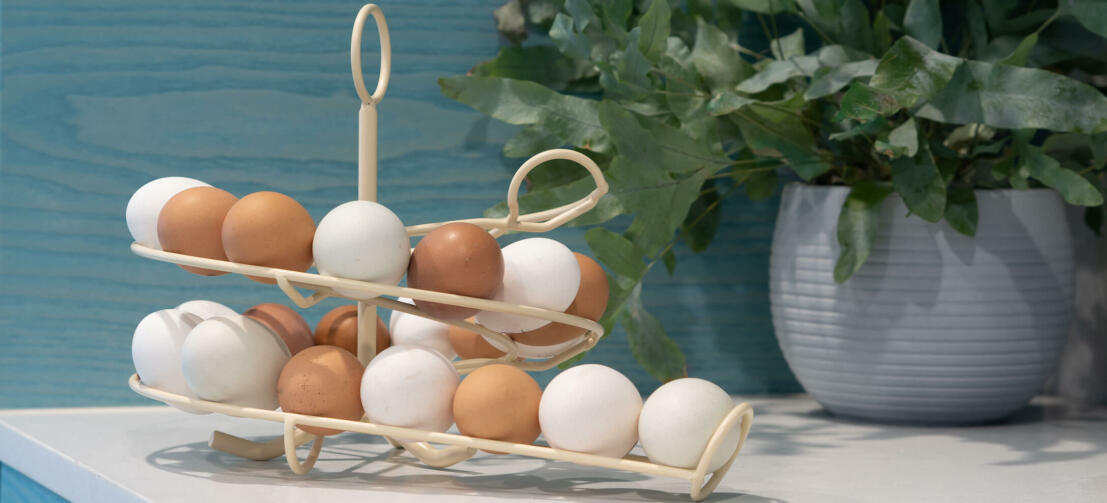 Eine cremefarbene Omlet Eierspirale voller frischer Eier in einer Küche
