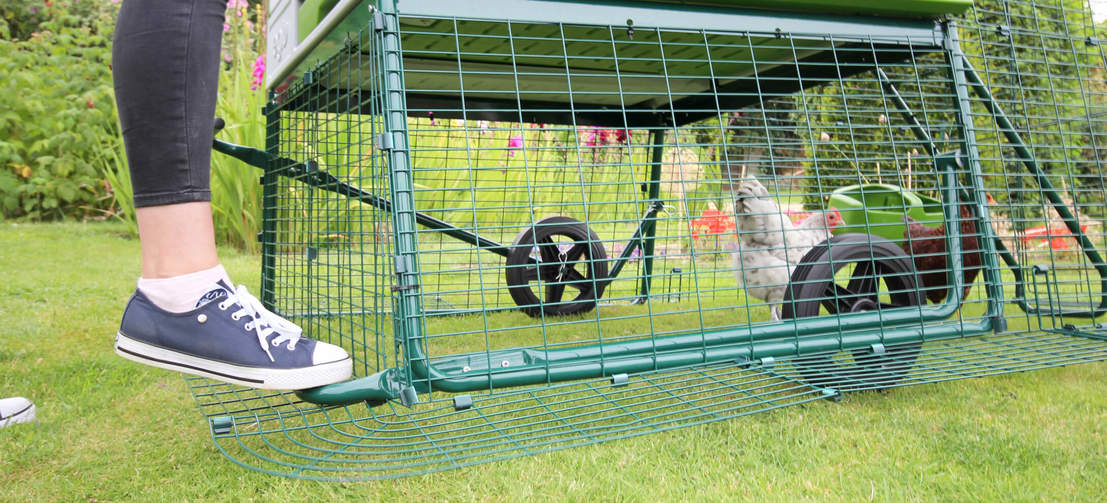 Der geräumige Eglu Cube lässt sich mit den Rädern einfach bewegen