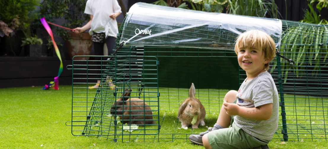 Mit einem Eglu Go Stall und Auslauf können Sie und Ihre Kaninchen gemeinsam Zeit im Garten verbringen
