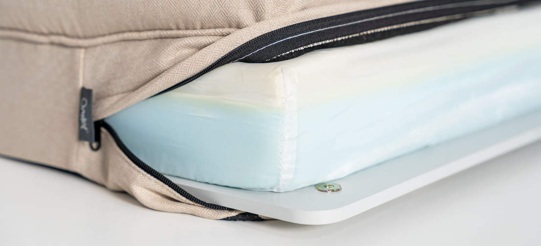 Omlet Memory-Foam-Hundebett in Beige, mit Stützrand und geöffnetem Bezug.