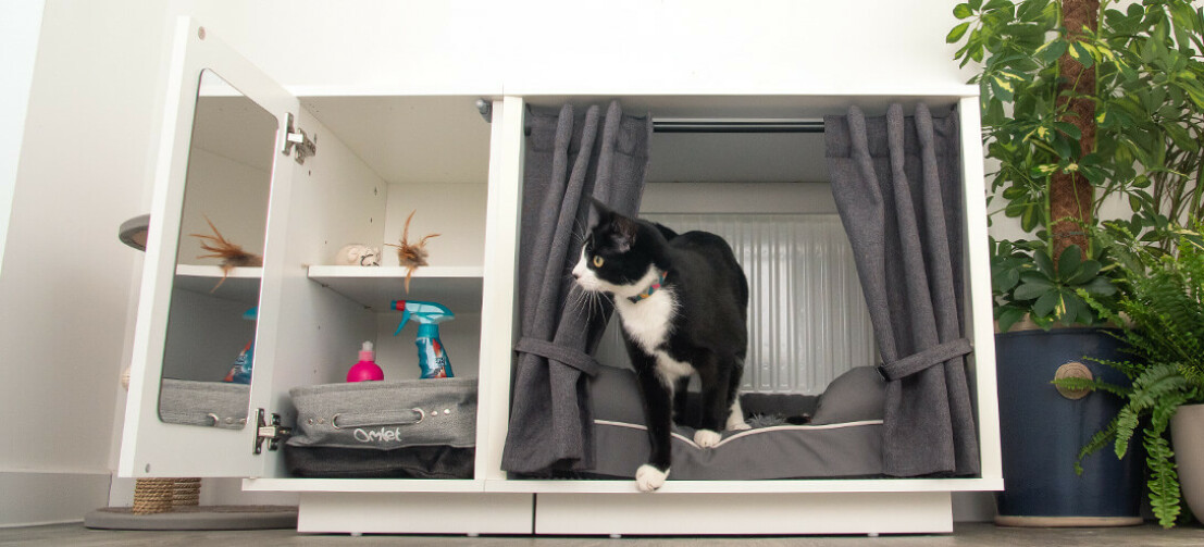 Das Katzenhaus Maya Nook ist in zwei Größen erhältlich und kann wahlweise mit einem Kleiderschrank und Vorhängen ausgestattet werden, um einen geschlossenen Ruhebereich zu schaffen.