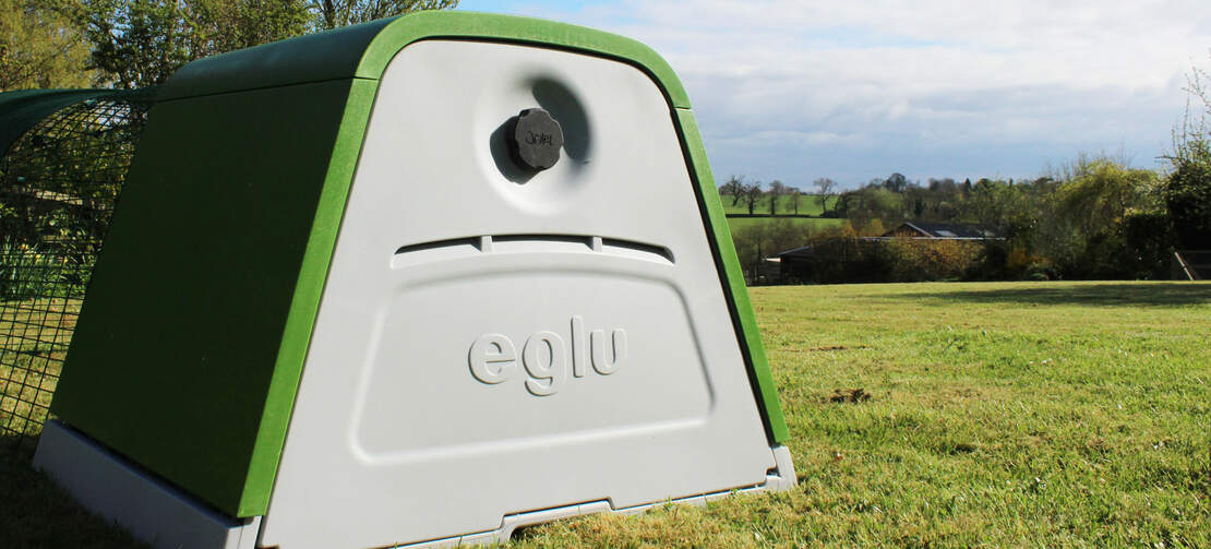 Die große Tür an der Rückseite des Eglu Go erleichtert den Zugang zum Inneren des Stalls Die große Tür an der Rückseite des Eglu Go erleichtert den Zugang zum Inneren des Stalls