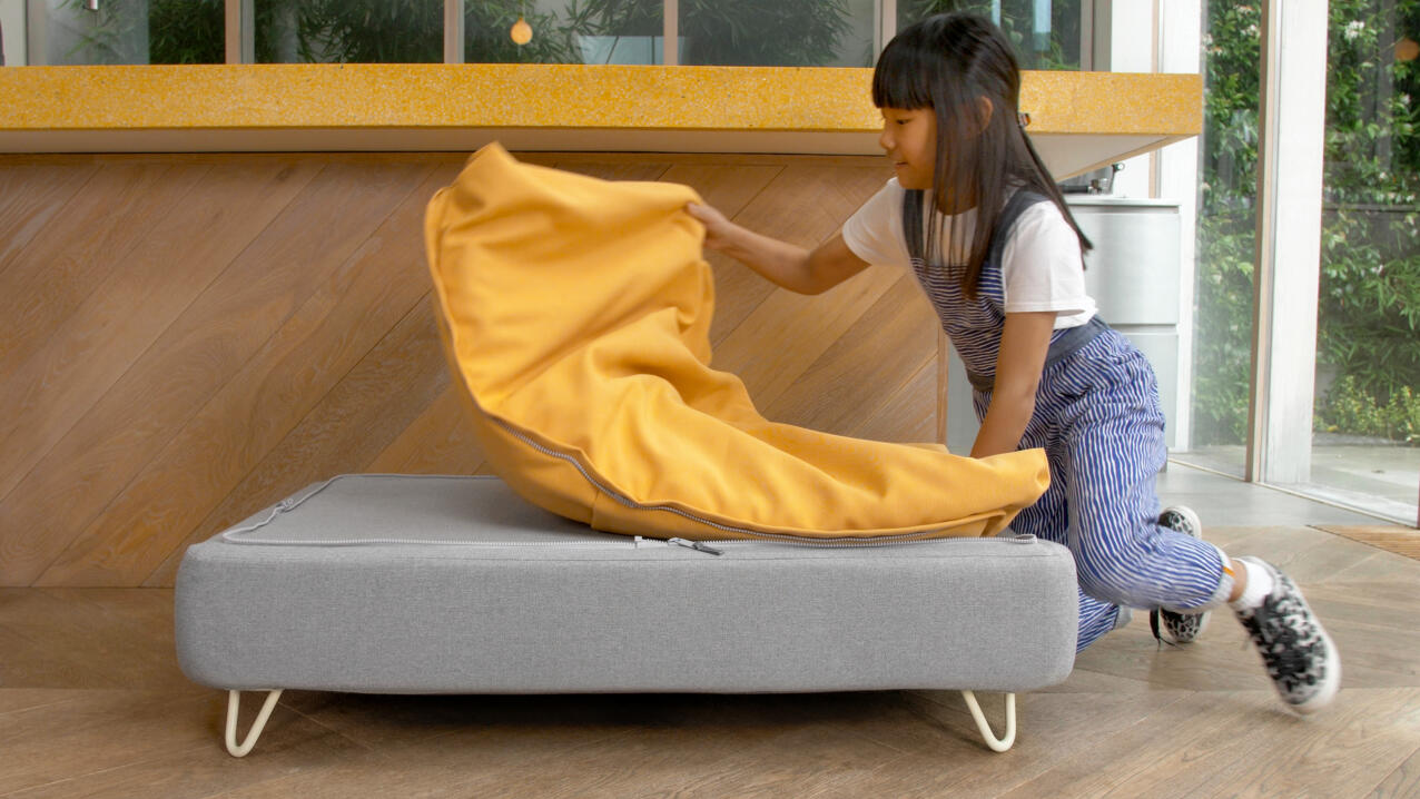 Kleines mädchen entfernt einen gelben sitzsack Topology topper