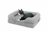 Katze liegt auf grauem nackenrollenbett für katzen