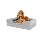 Hund sitzt auf einem mittelgroßen steingrauen memory-foam-hundebett