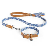 Hundeleine, halsband und kotbeutelhalter aus porzellan mit blauem blumendruck und gardenienmotiv von Omlet.
