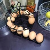 Ein schwarzer eierhaufen mit vielen frischen eiern darauf