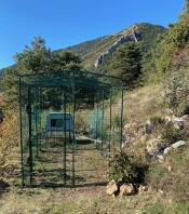 Einen großen begehbaren auslauf, der an einen hühnerstall angeschlossen ist