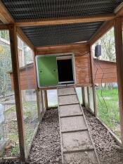 Hühnerklappe am Holzstall