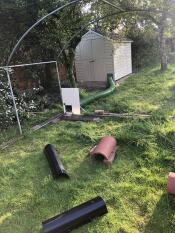 Unser meerschweinchenheim mit tunnel von ihrem stall zum außengehege. 