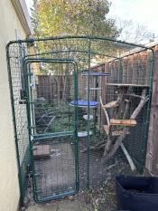Catio passt perfekt zwischen haus und zaun