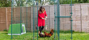 Sie können den Caddi Leckerbissen Halter dank der verstellbaren Nylonschnur an jedem Hühnerauslauf aufhängen.