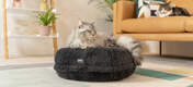 Das Donut-Katzennest schmiegt sich weich an den Körper Ihrer Katze an, wenn sie sich in das flauschige Kissen sinken lässt.
