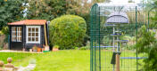 Das Omlet Katzengehege mit einem Freestyle Outdoor Kletterbaum in einem Garten
