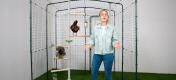 Eine Frau neben einem PoleTree Hühnerstangensystem