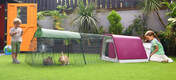 Mit einem Eglu Go Stall können Sie und Ihre Kaninchen gemeinsam Zeit im Garten verbringen