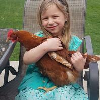 Mädchen hält huhn