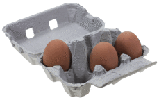 Ein sechser-eierkarton mit drei eiern darin