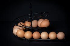 Eier auf einem schwarzen runden eierkarton