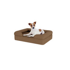 Hund sitzend auf kleinem mokka-braunem memory foam nackenrolle hundebett