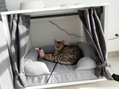 Maya Nook mit einem polsterbett, auf dem eine katze schläft