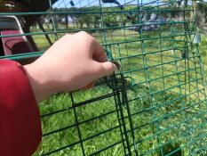 Sichern sie den käfig oder nutzen sie ihn, um ihre pelzigen haustiere im garten spielen zu lassen.