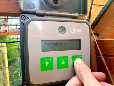 Ein offenes bedienfeld einer automatischen hühnerstalltür