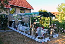 Einen sehr großen begehbaren auslauf, der als catio für katzen mit viel spielzeug und zubehör eingerichtet ist