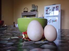 Zwei frische eier auf einem küchentisch
