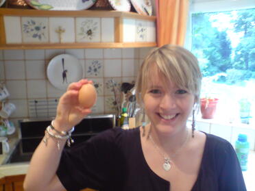 Sie hat das 2 Wochen früher gelegt, es hat uns wirklich überrascht - ein schönes gesprenkeltes Ei von Betty! Meine sind jetzt regelmäßige Schichten und das Sammeln von Eiern ist immer noch genauso aufregend!