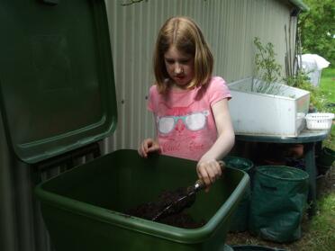 Compostgirl hilft beim Aufbau des Hungry Bin