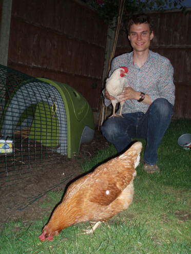 Gary war ein Skeptiker, aber jetzt liebt er es, Haustierhühner zu halten, obwohl sie in seinem Garten ein Chaos anrichten!