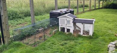 Ein niedriges kaninchengehege in einem garten
