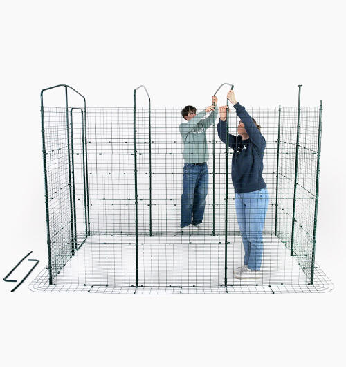 Zwei personen bauen den begehbaren hühnerstall.