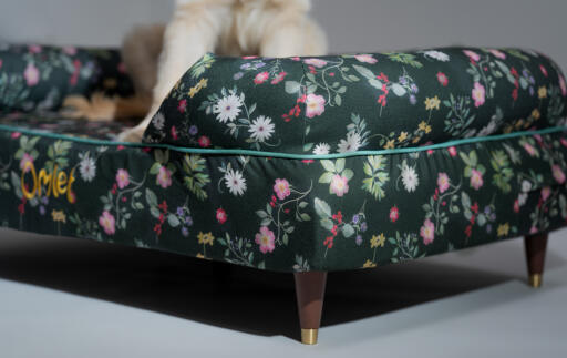 Eine nahaufnahme des midnight meadow nackenrollen-hundebettes