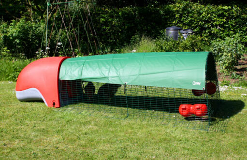 Rot Eglu Classic hühnerstall mit auslauf und durchgehender grüner abdeckung als schattenspender im garten