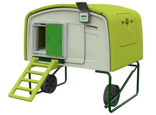 Ein Autodoor mit einem bedienfeld auf einem Eglu Cube großen grünen hühnerstall