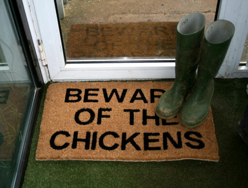 Vorsicht vor den hühnern fußmatte mit gummistiefeln oben drauf