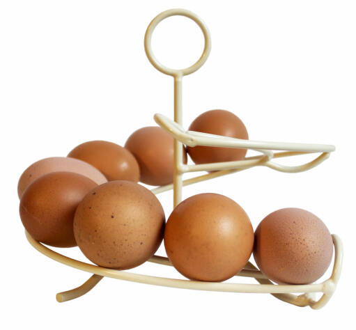 Einen cremefarbenen eierlöffel mit vielen eiern darauf