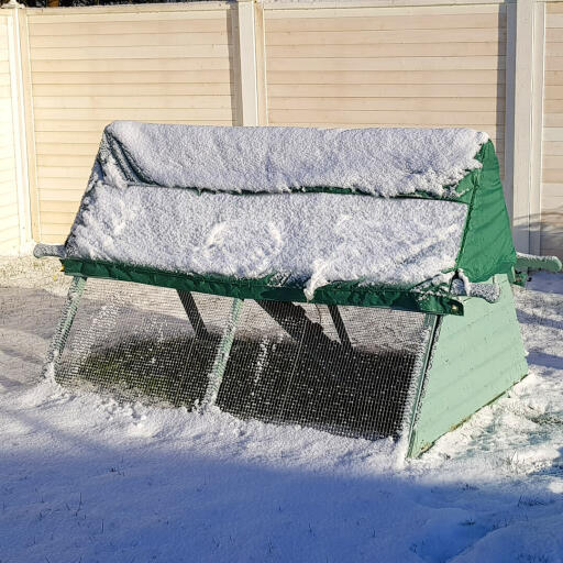 Der Omlet hühnerstall aus holz im Snow.