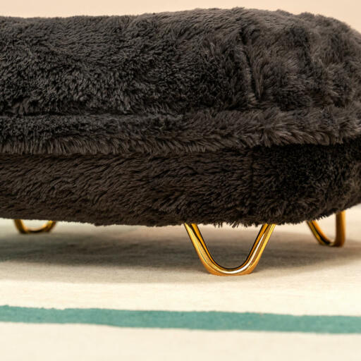 Warum verleihen Sie dem Bett Ihrer Katze nicht einen Hauch von Luxus und Grandezza, mit diesen glamourösen, goldenen Haarnadelfüßen?