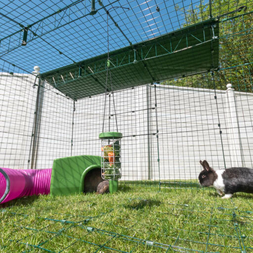 Einen Omlet kaninchenauslauf mit unterstand und tunnel.