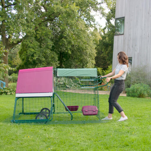 Die optionalen Räder machen es zum Kinderspiel, den Eglu auf ein frisches Stück Gras zu bewegen.