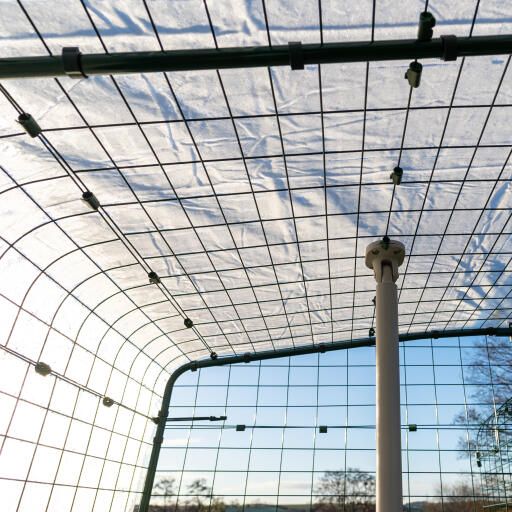 Oberseite eines begehbaren auslaufs mit klarer wetterschutzabdeckung