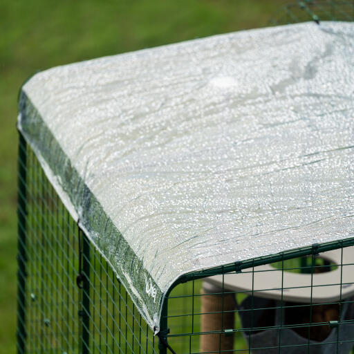 Detail des begehbaren auslaufs mit klarer wetterschutzabdeckung